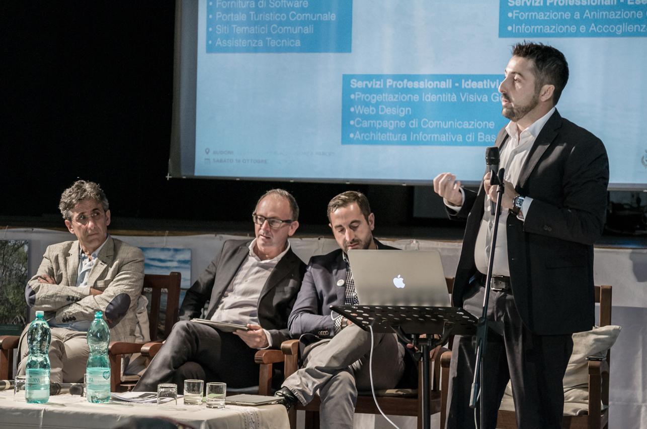 Fabio Sacco parla al convegno “Ripensare la destinazione turistica” tenutosi nel teatro Parodi 