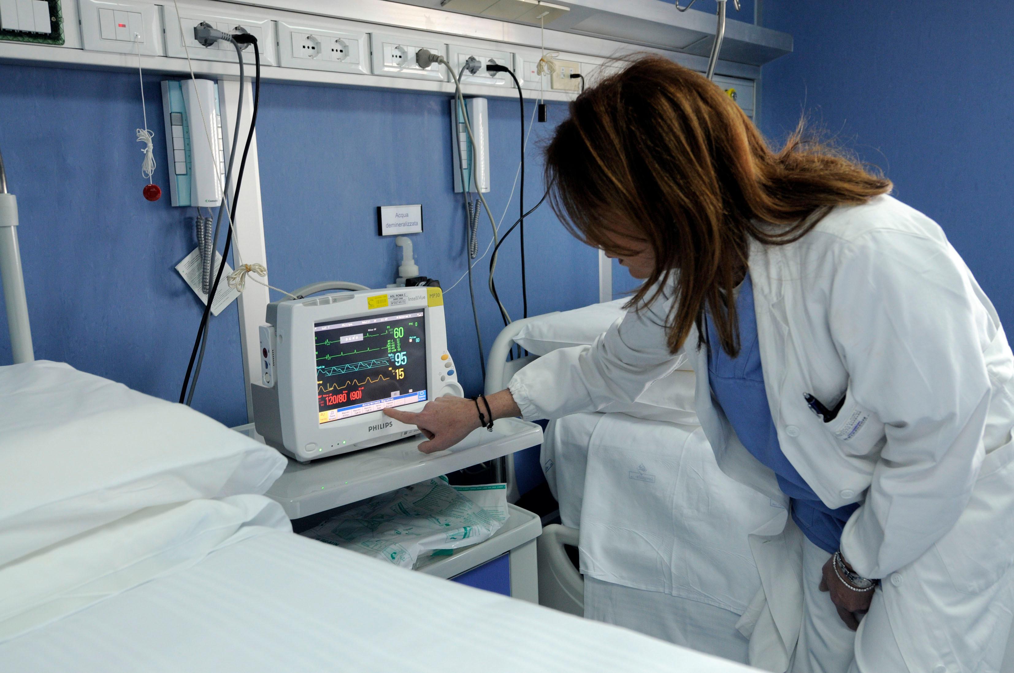 Un medico al lavoro in ospedale