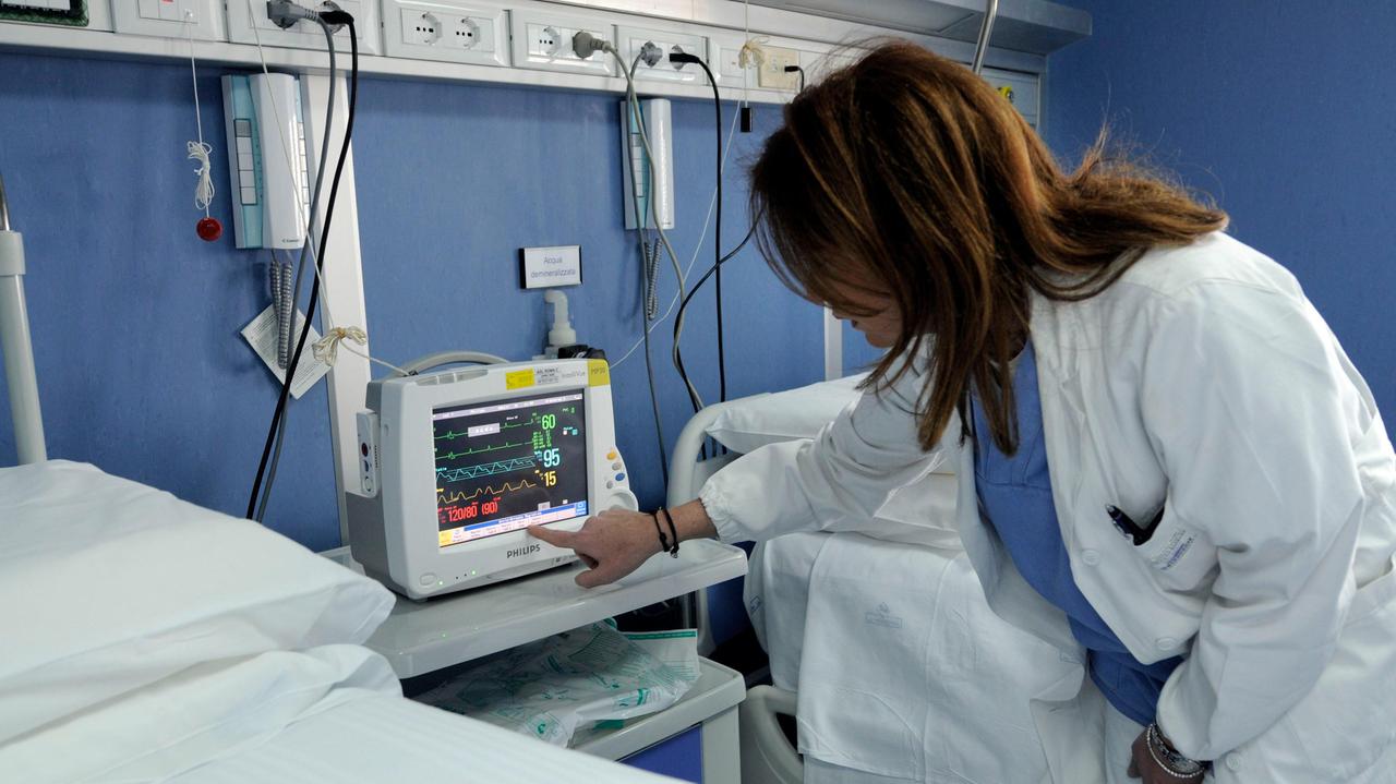 Un medico al lavoro in ospedale