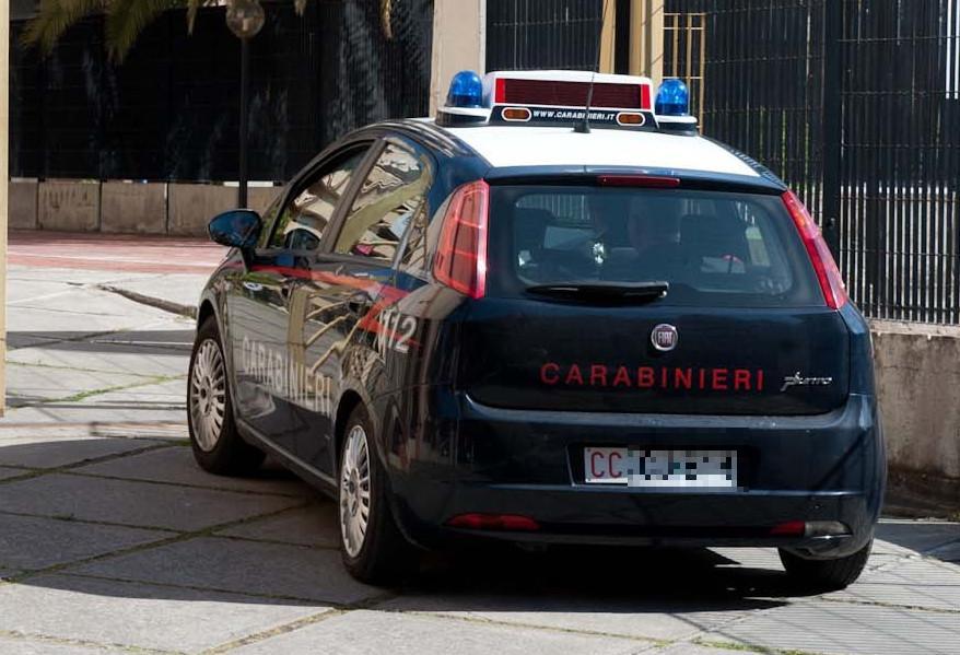 Devasta la casa e ferisce un carabiniere, arrestato 