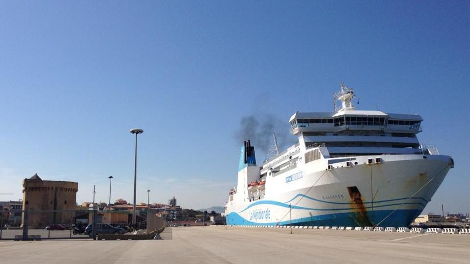 La nave della compagnia "La Meridionale" garantisce collegamenti bisettimanali tra Corsica e Porto Torres