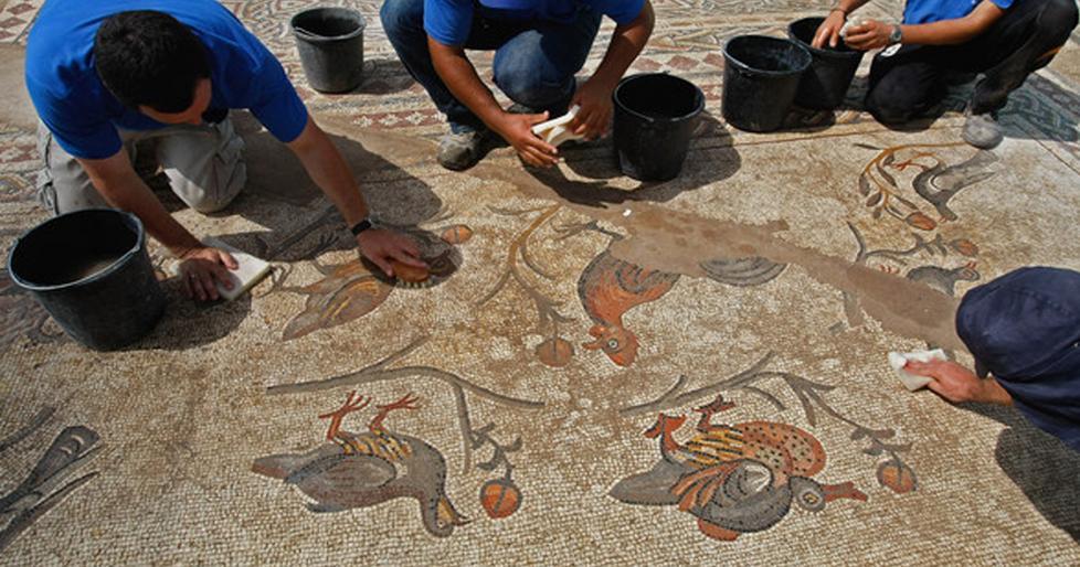 L’arte di pietra e vetro a rischio distruzione 
