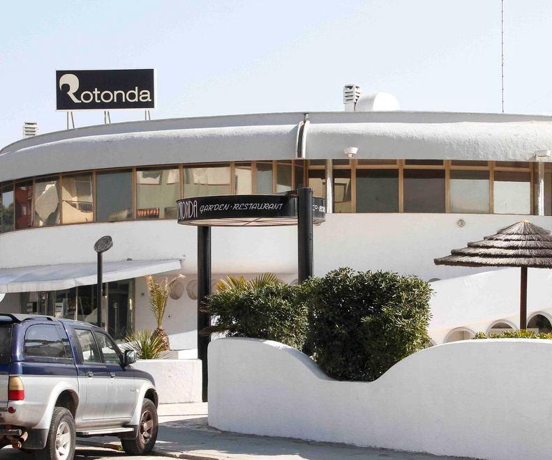 «Mia figlia bloccata dentro la discoteca» Ma il titolare nega 