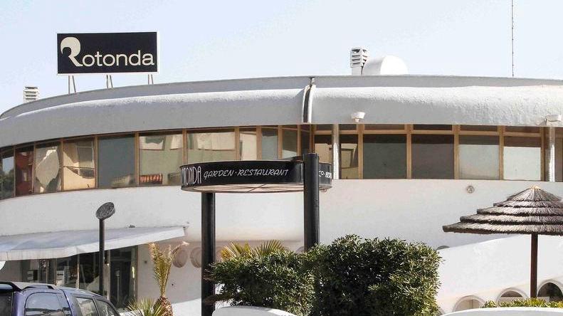 «Mia figlia bloccata dentro la discoteca» Ma il titolare nega