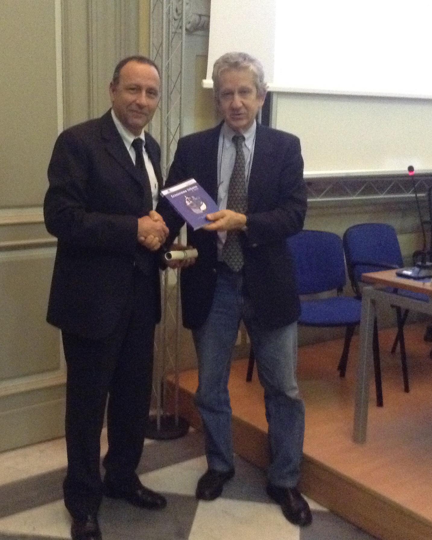 Il presidente di Legambiente Vittorio Cogliati Dezza premia l'assessore Sanna