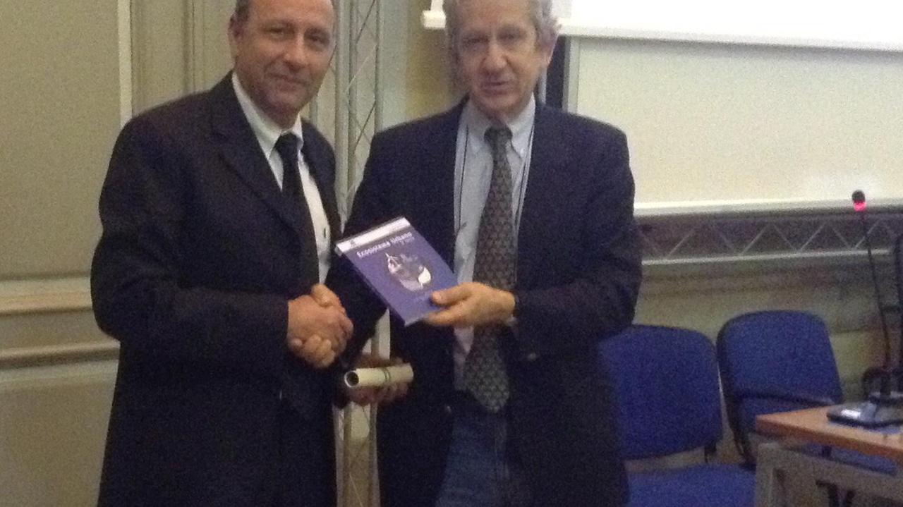 Il presidente di Legambiente Vittorio Cogliati Dezza premia l'assessore Sanna