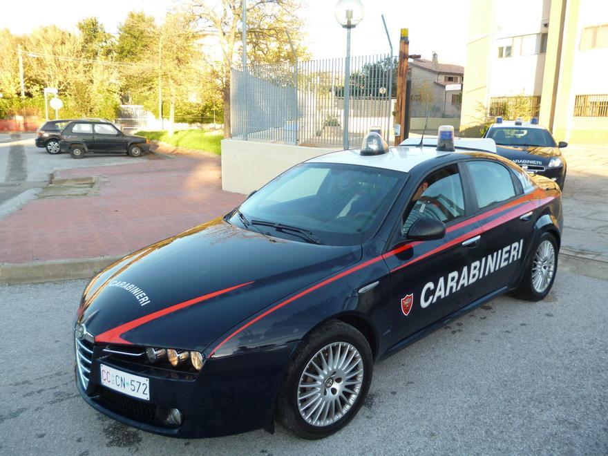 Picchia il cugino e ferisce la zia con un coltello, arrestato 