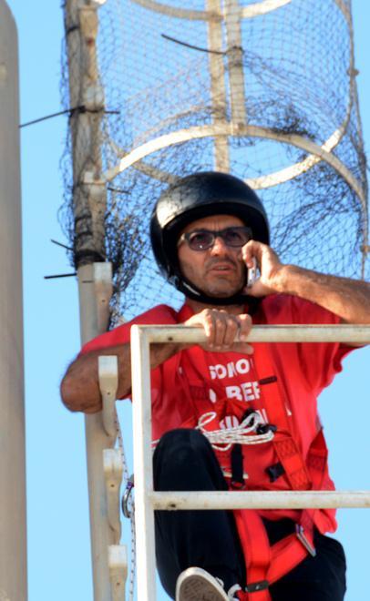 la protesta a 30 metri d’altezza