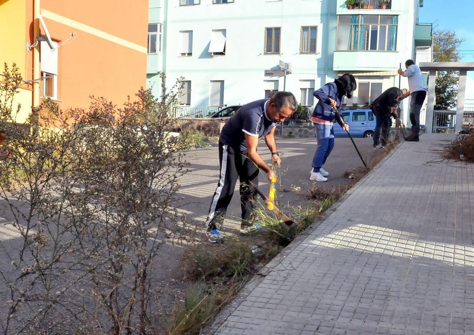 Pale e rastrelli: i genitori puliscono la via