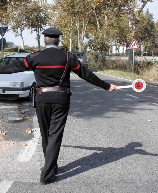 Scappa e picchia i carabinieri Era ancora alticcio alla guida