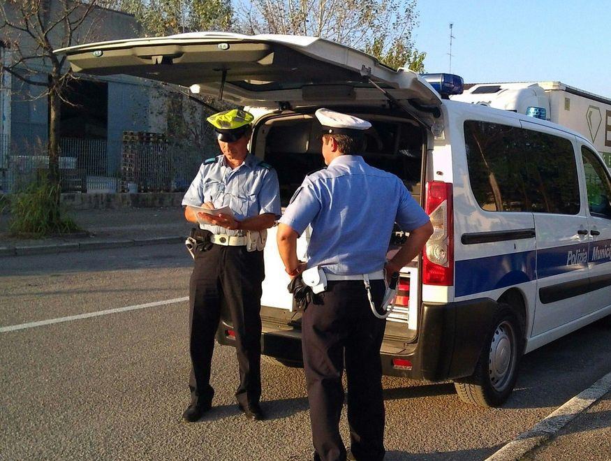 Guida ubriaca, donna nei guai 