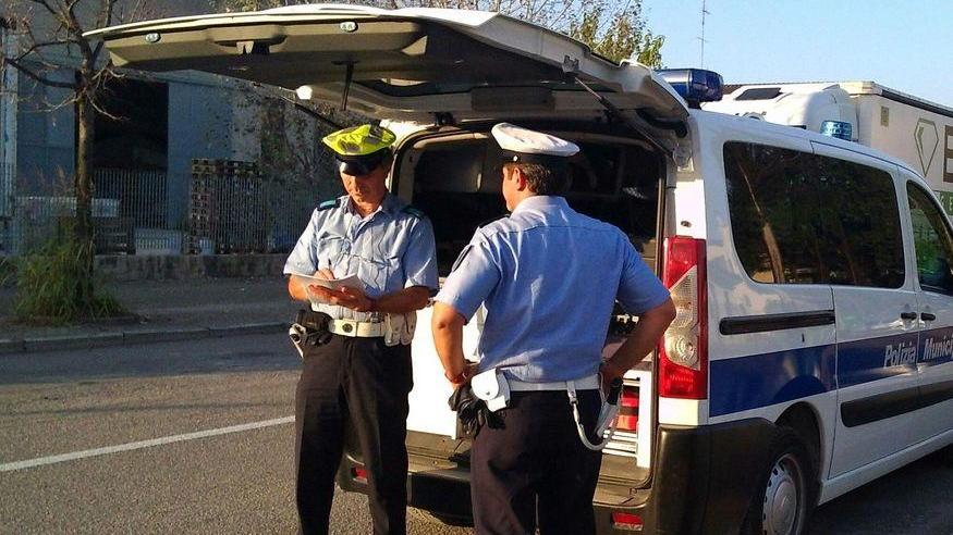 Guida ubriaca, donna nei guai