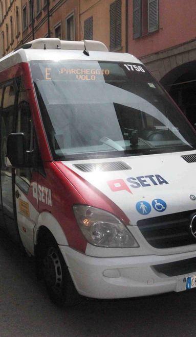 Il nastro sul minibù annuncia “Esse Pietro prossima fermata”
