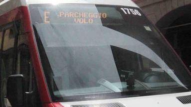 Il nastro sul minibù annuncia “Esse Pietro prossima fermata”