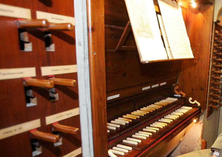 Organo allo sfascio, accuse al prete 