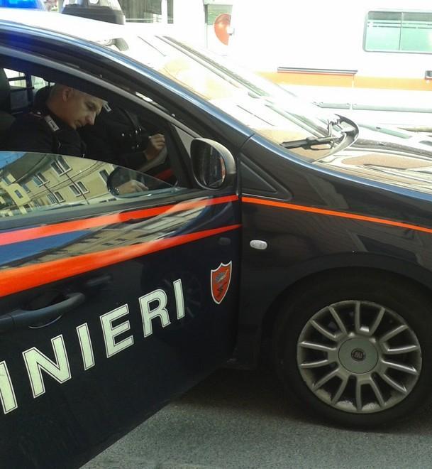 Pensa a un ladro, spara contro un’auto 