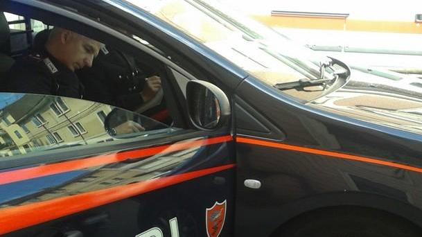 Pensa a un ladro, spara contro un’auto