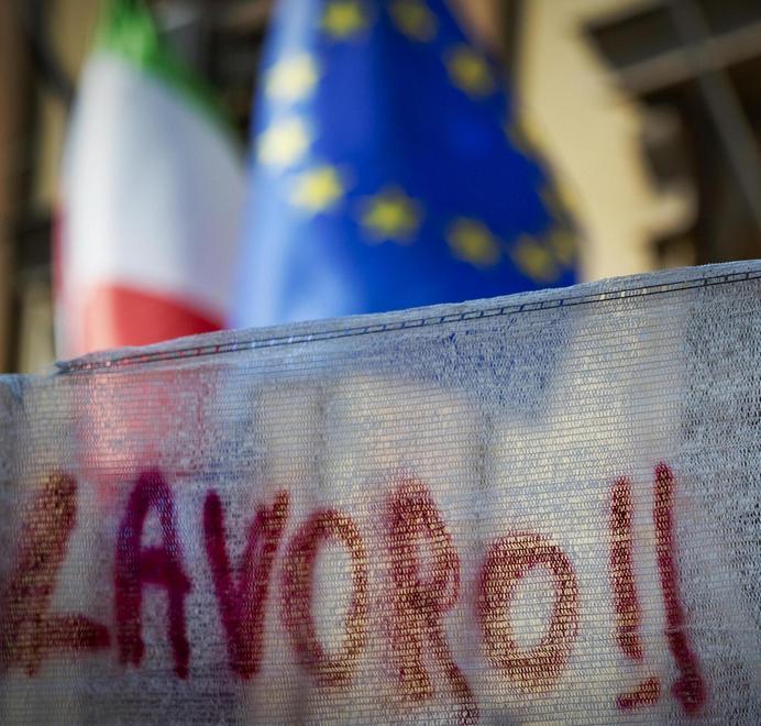 Distretto ceramico, cinquemila a caccia di un lavoro e un nuovo futuro 