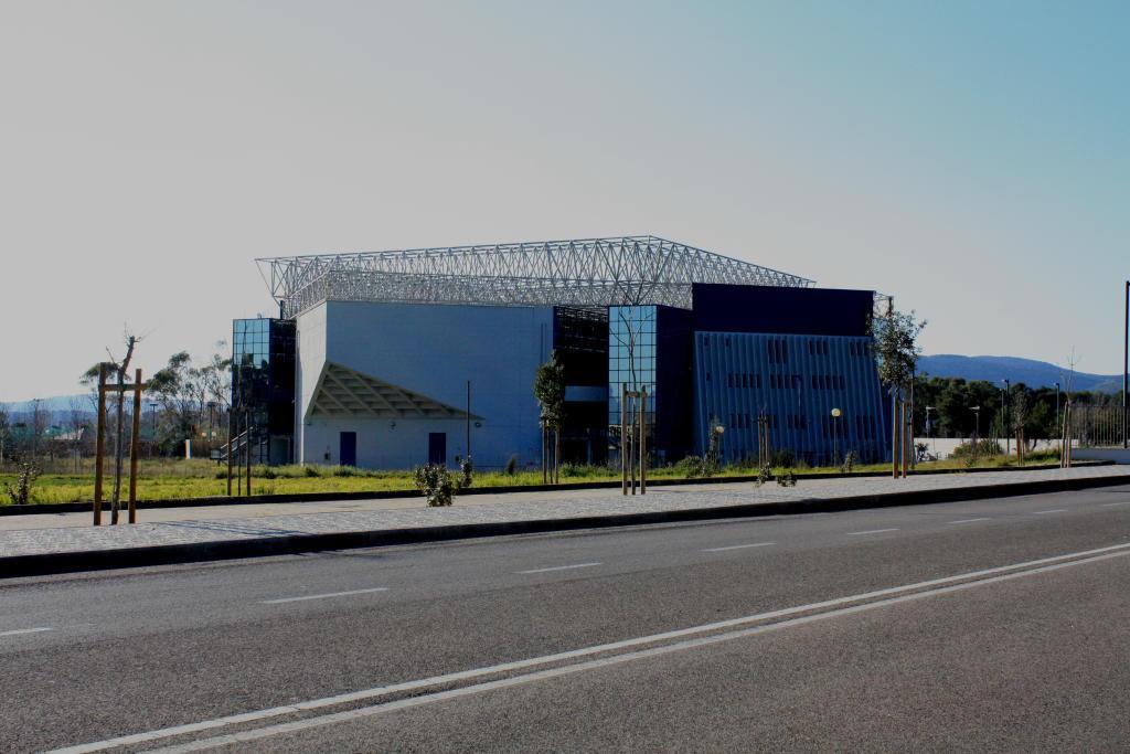 Il palazzo dei congressi che sorge davanti alla spiaggia di Maria Pia