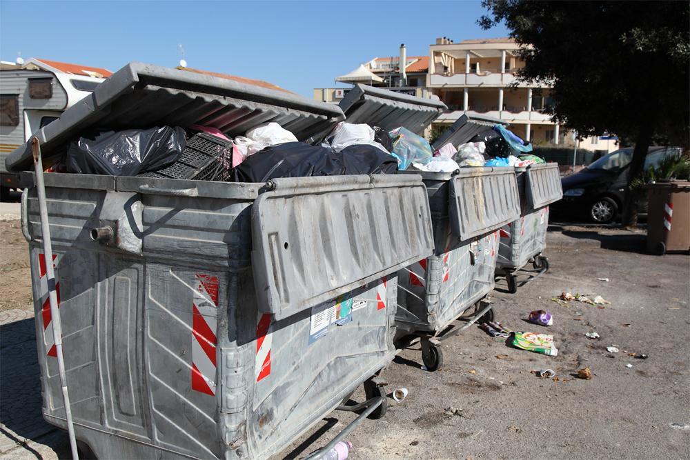 Cassonetti dei rifiuti stracolmi