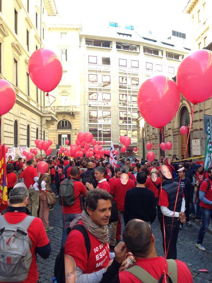La manifestazione di protesta dei lavoratori Meridiana davanti alla sede del ministero del Lavoro