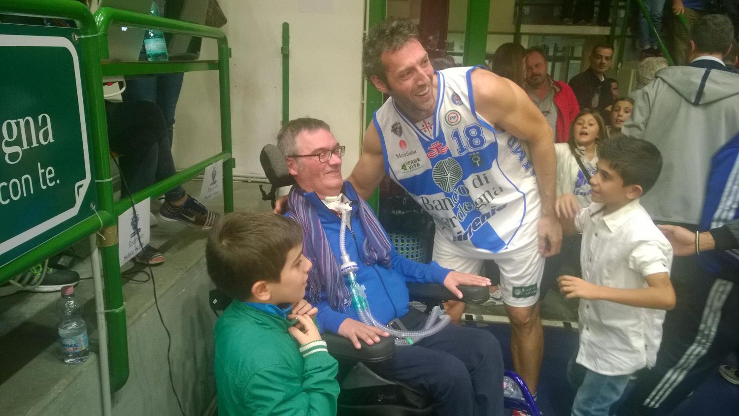 Marco Pedde al Palaserradimigni con il capitano della Dinamo Sassari Manuel Vanuzzo
