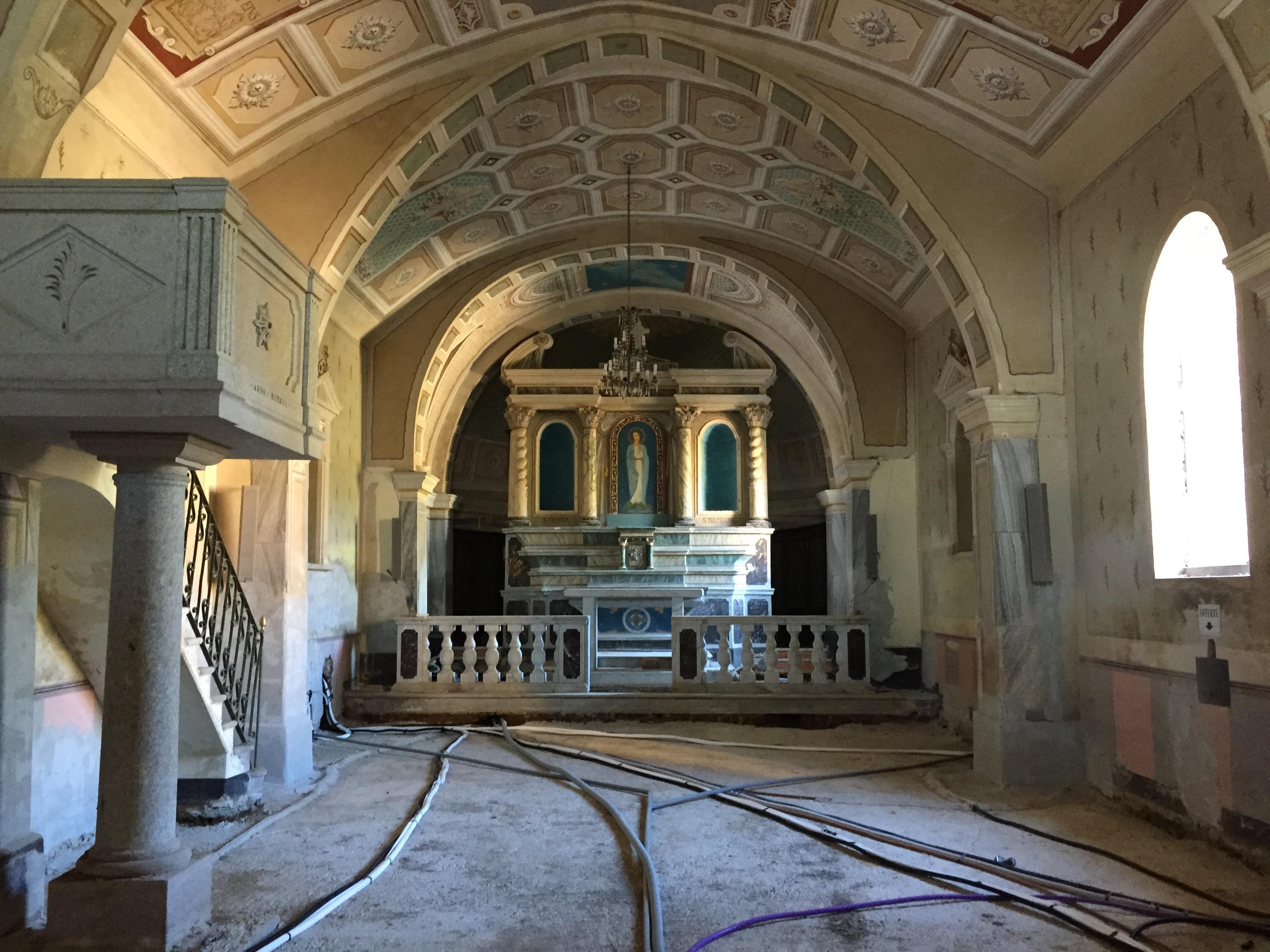 L’interno del santuario dedicato ai santi Cosma e Damiano