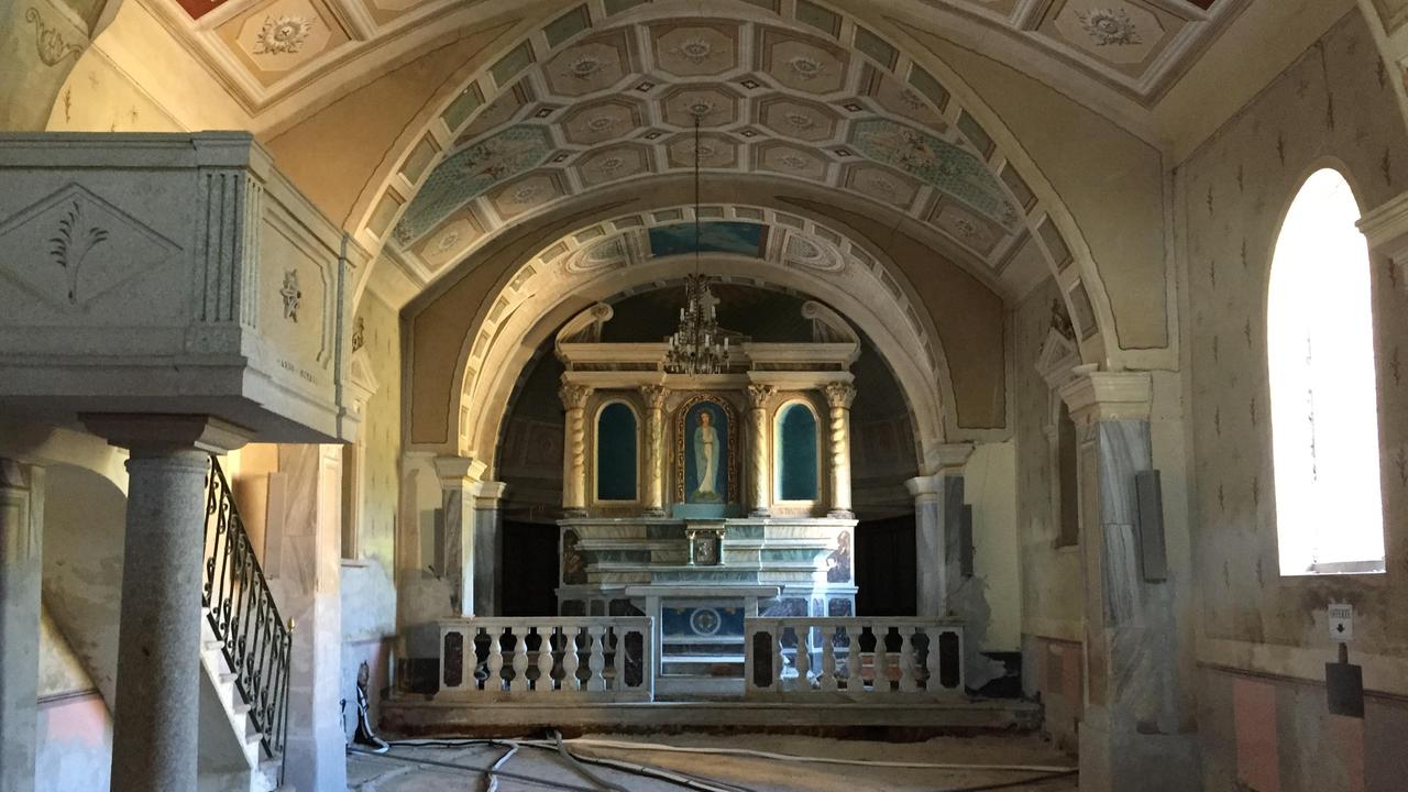 L’interno del santuario dedicato ai santi Cosma e Damiano