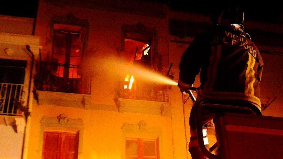 Il fuoco divora una palazzina, evacuate sei famiglie