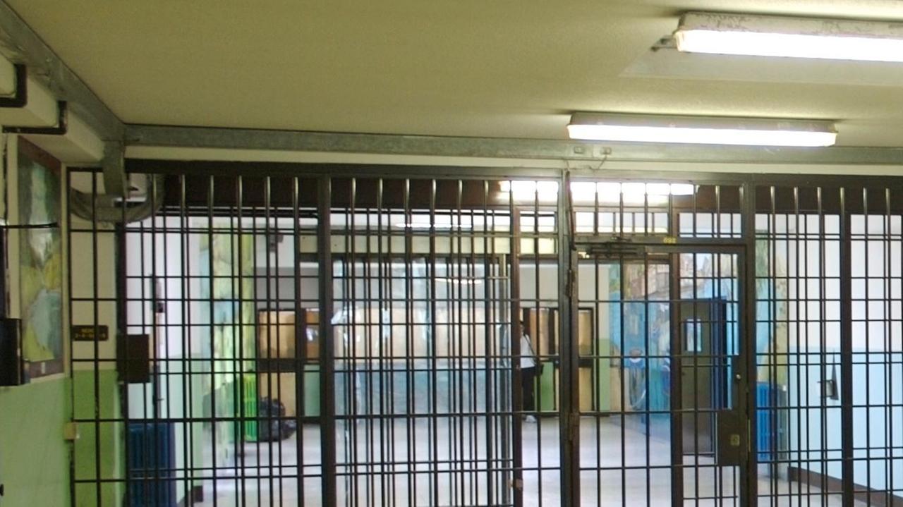 Carcere di Modena: si cuce la bocca per protesta