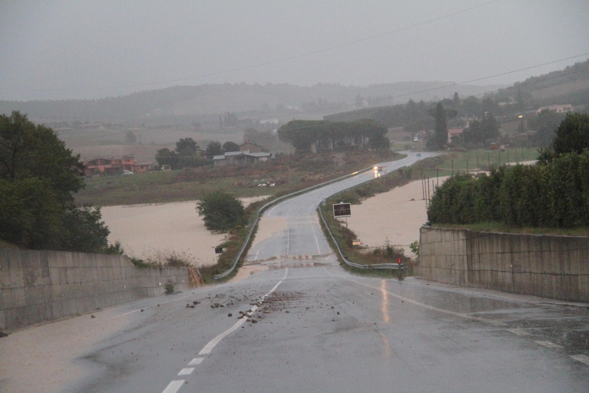 La strada regionale Maremmana inondata dalla piena (Foto Enzo Russo)