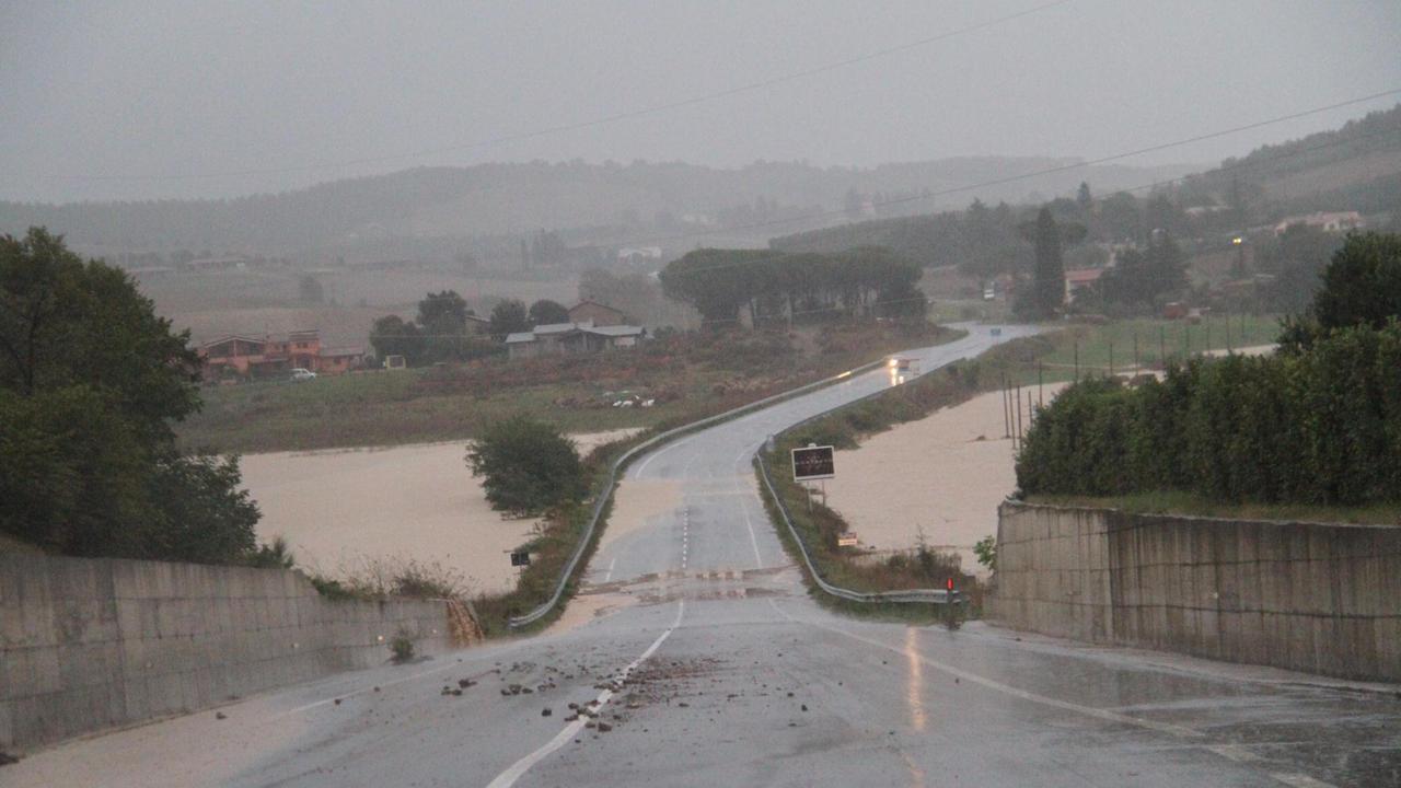 La strada regionale Maremmana inondata dalla piena (Foto Enzo Russo)