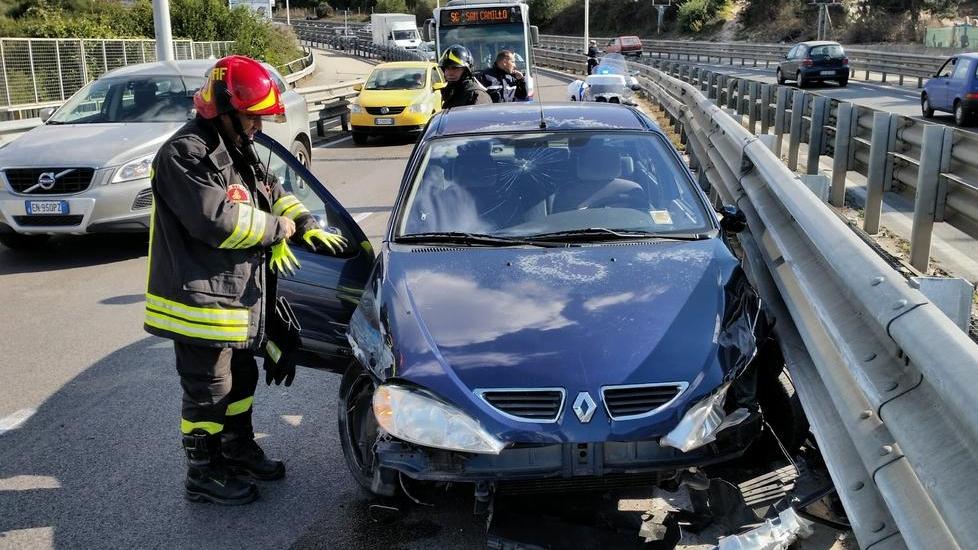 Scontro tra due auto, tre feriti lievi