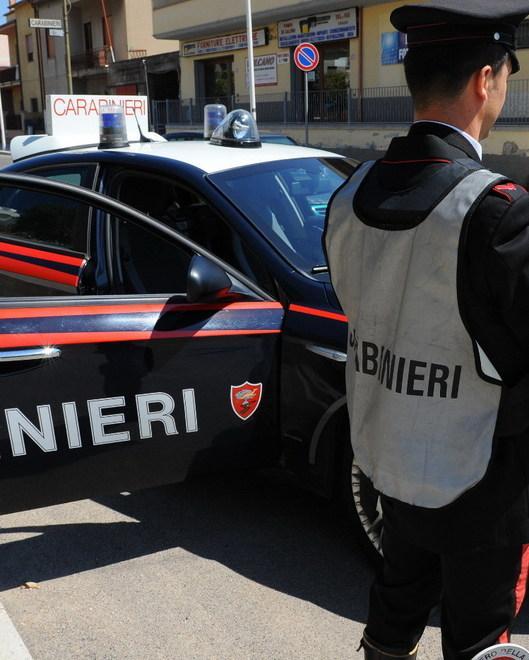 Picchia la zia e ferisce con un coltello il cugino: in cella