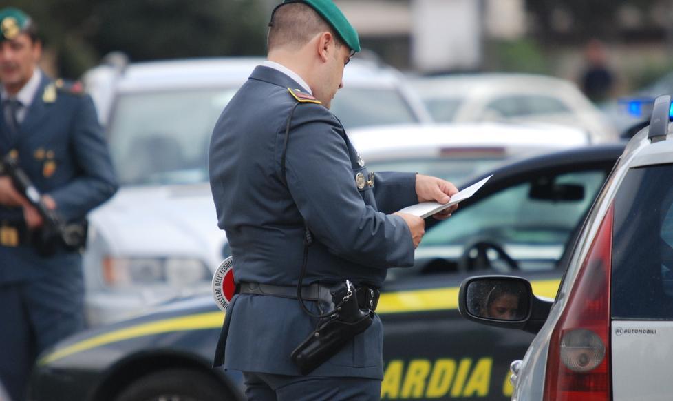 Blitz della guardia di finanza a caccia di merce contraffatta