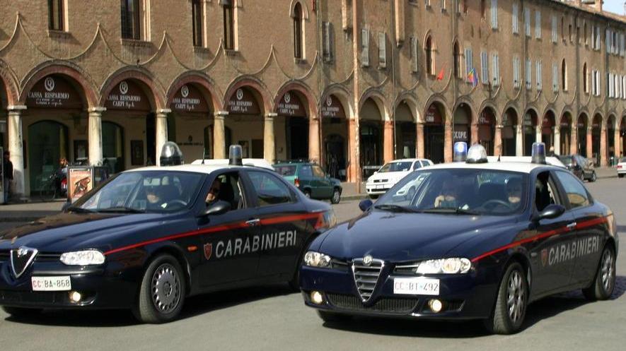 Si fingono agenti per derubare una casa