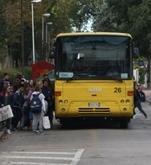 Pochi autobus per gli studenti e pericoli durante l’attesa 