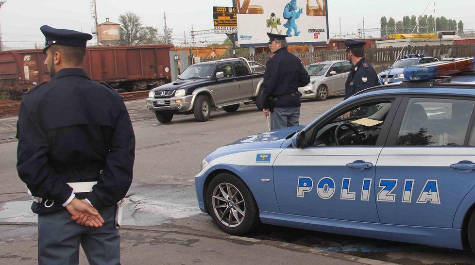 Scappa con il bottino, la polizia lo ferma 