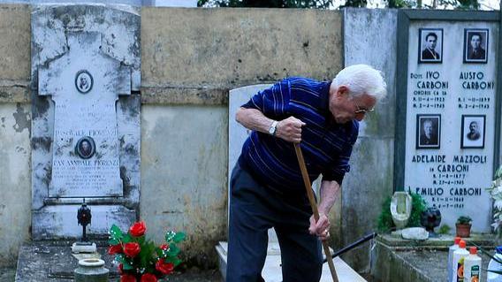Cimiteri, orari extra e un regolamento di... buone maniere