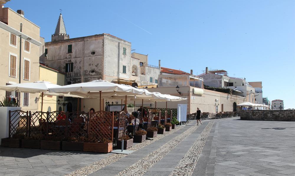 Tavolini lungo i bastioni, il Comune vuole cambiare le regole per le concessioni del suolo pubblico