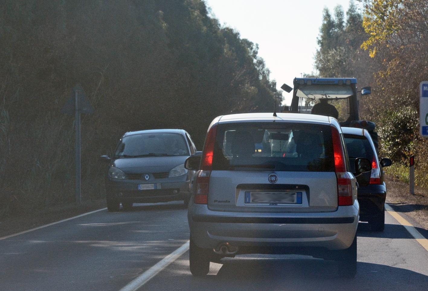 Auto in fila dietro a un trattore sulla 292