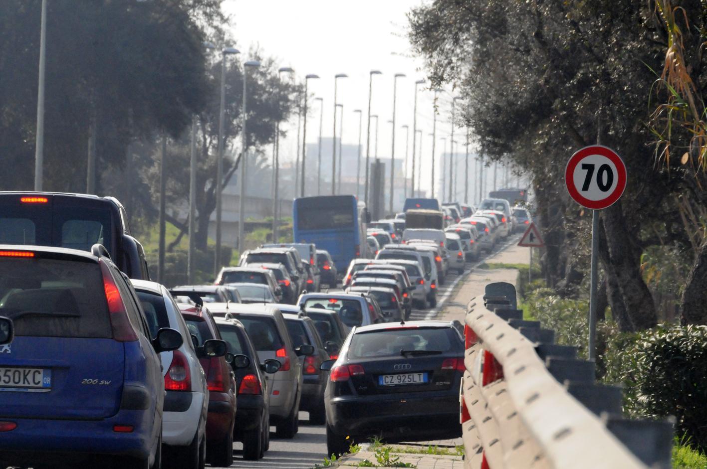 Code di auto all'ingresso nord di Oristano