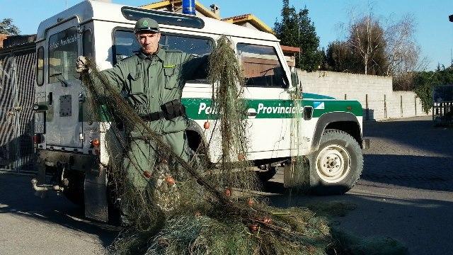 Pescavano abusivamente nel canale