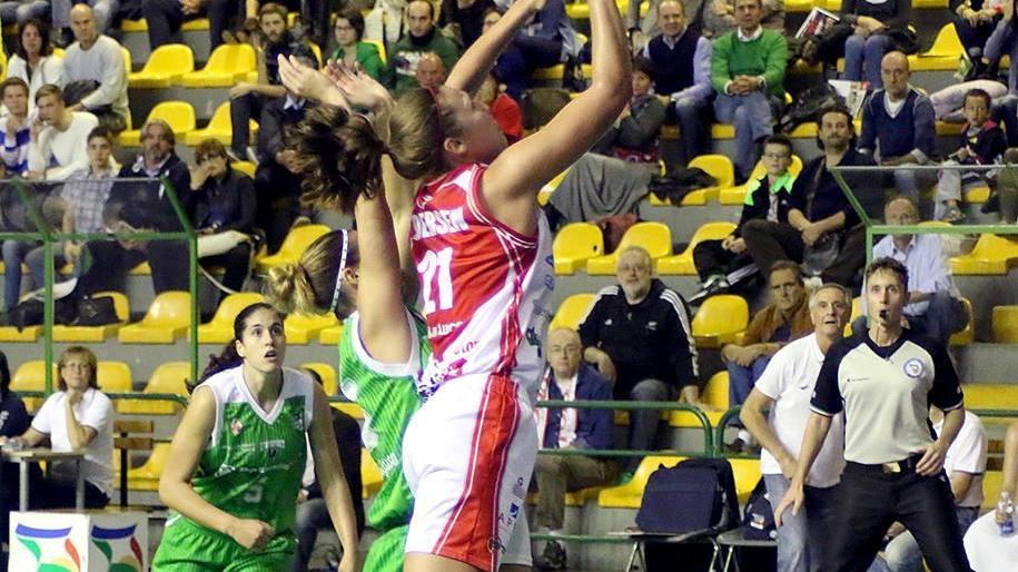 Kayla Pedersen in azione