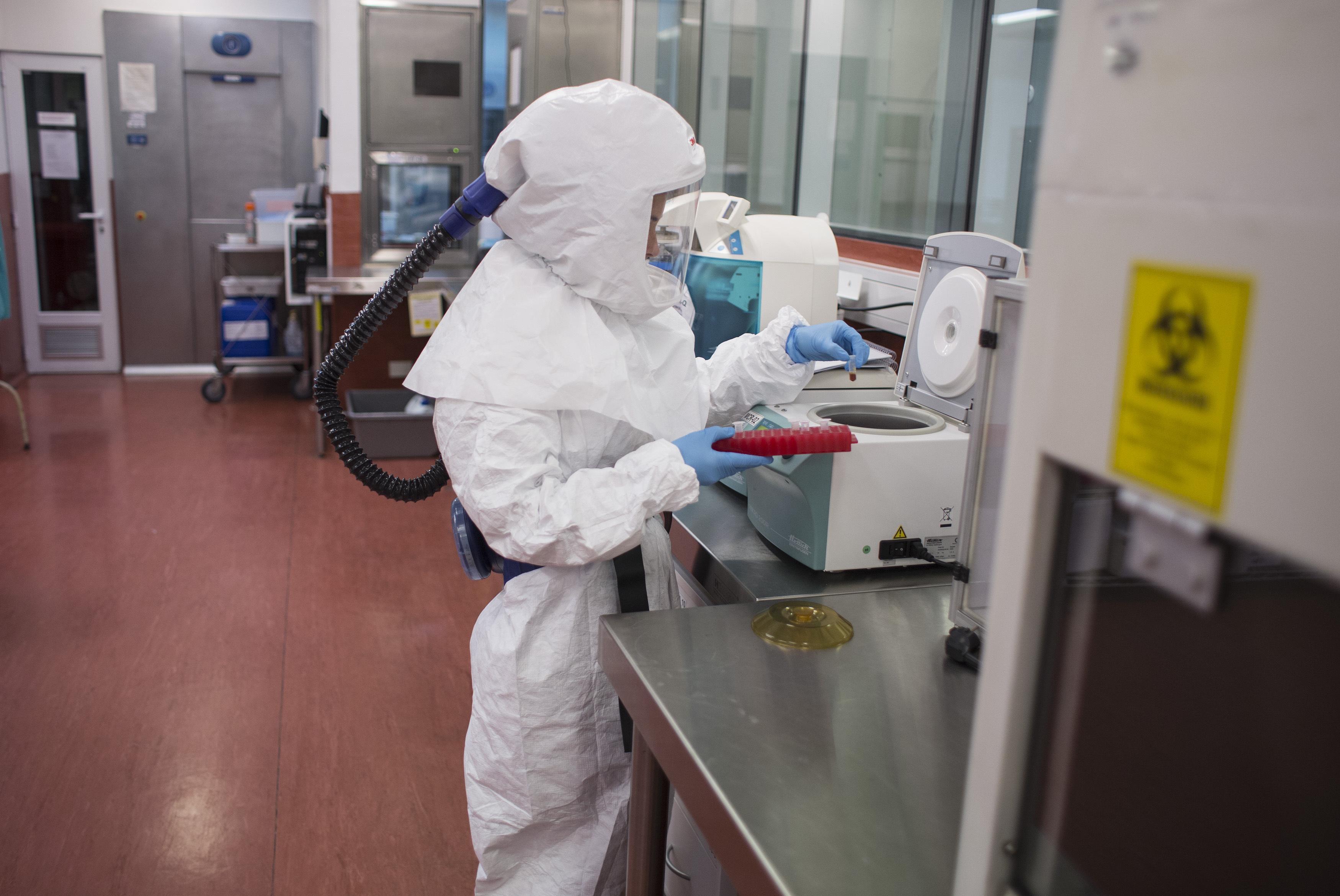 Una microbiologa al lavoro