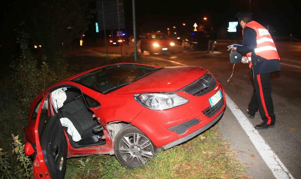 Si schianta in auto e finisce nel fossato 