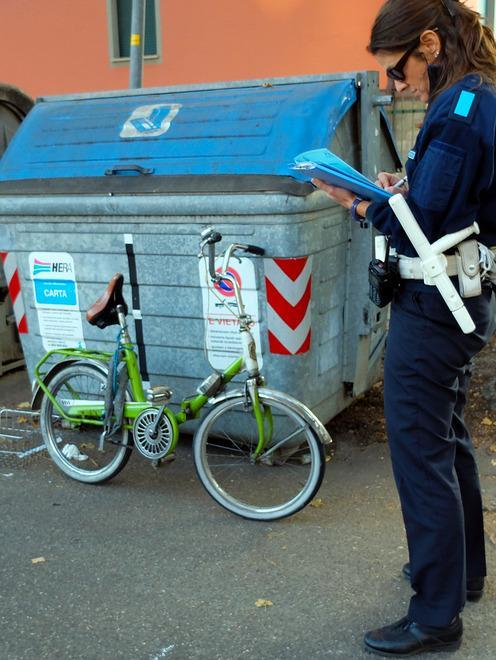 Gira in bici, un’auto la urta: immigrata in gravi condizioni 