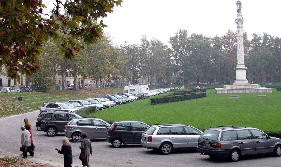 Parcheggio nell’anello di Piazza Ariostea 