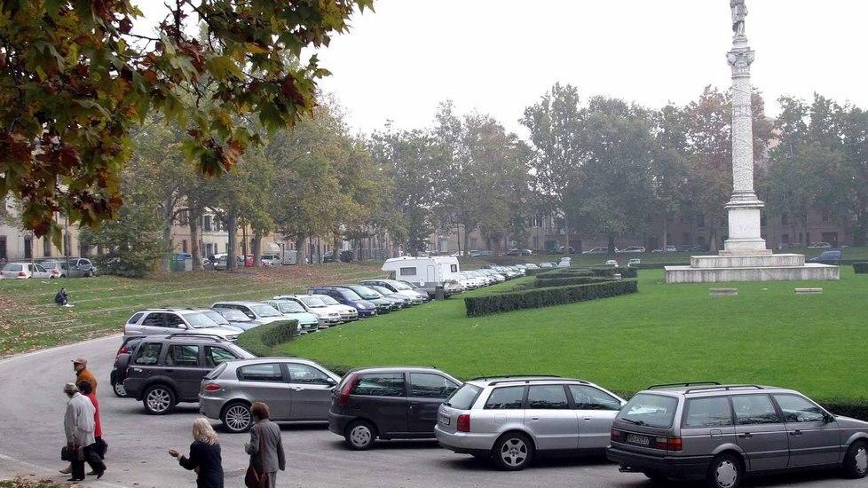Parcheggio nell’anello di Piazza Ariostea