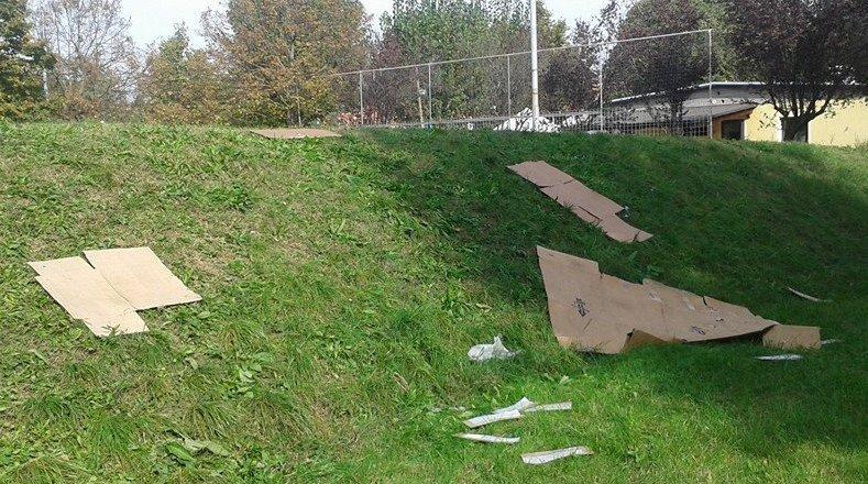 Con lo “slittino” sull’erba poi abbandonano i cartoni